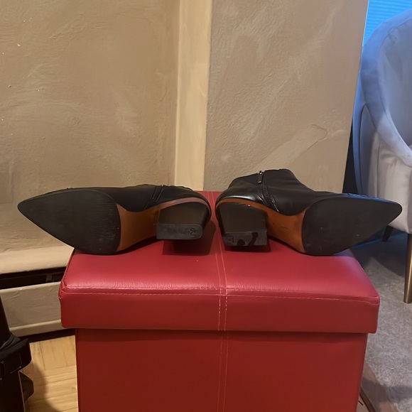 Donald Pliner: Leather Black Bootie, Size 9 - Picture 2 of 7